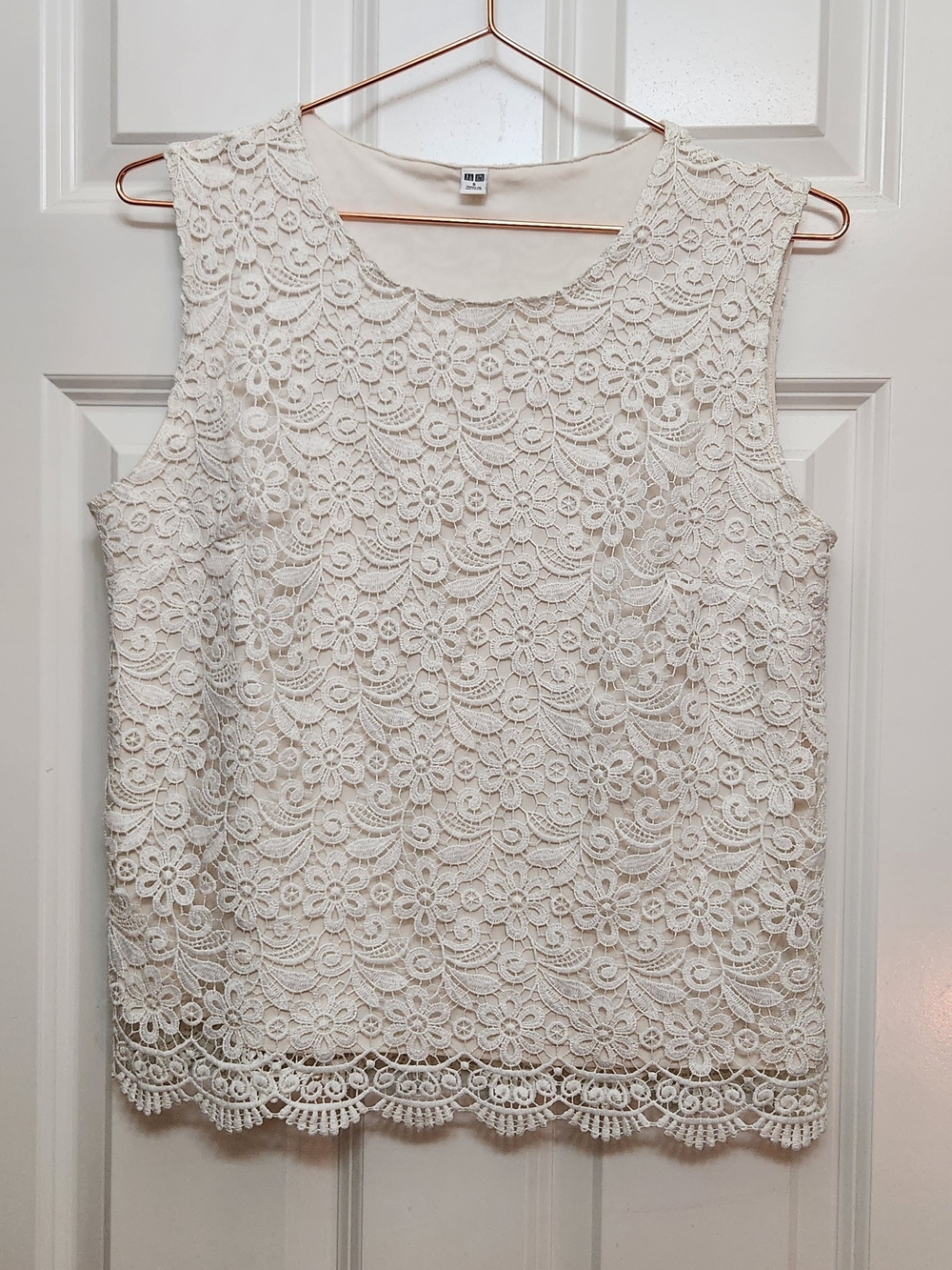 Uniqlo Brand, White Lace Shell Top SMALL. BEAUTIFUL!